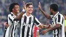 Para pemain Juventus merayakan gol Juan Cuadrado (kiri) saat melawan SPAL 2013 pada lanjutan Serie A di Allianz Stadium, Turin, (25/10/2017). Juventus menang 4-1. (Alessandro Di Marco/ANSA via AP)