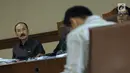 Terdakwa kasus dugaan merintangi penyidikan dugaan korupsi e-KTP, Fredrich Yunadi menyimak keterangan saksi saat sidang lanjutan di Pengadilan Tipikor, Jakarta, Kamis (22/3). Sidang mendengarkan keterangan saksi. (Liputan6.com/Helmi Fithriansyah)
