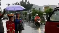 VIDEO: Kali Cipinang Meluap, Pelajar Berbaju Adat Tembus Banjir