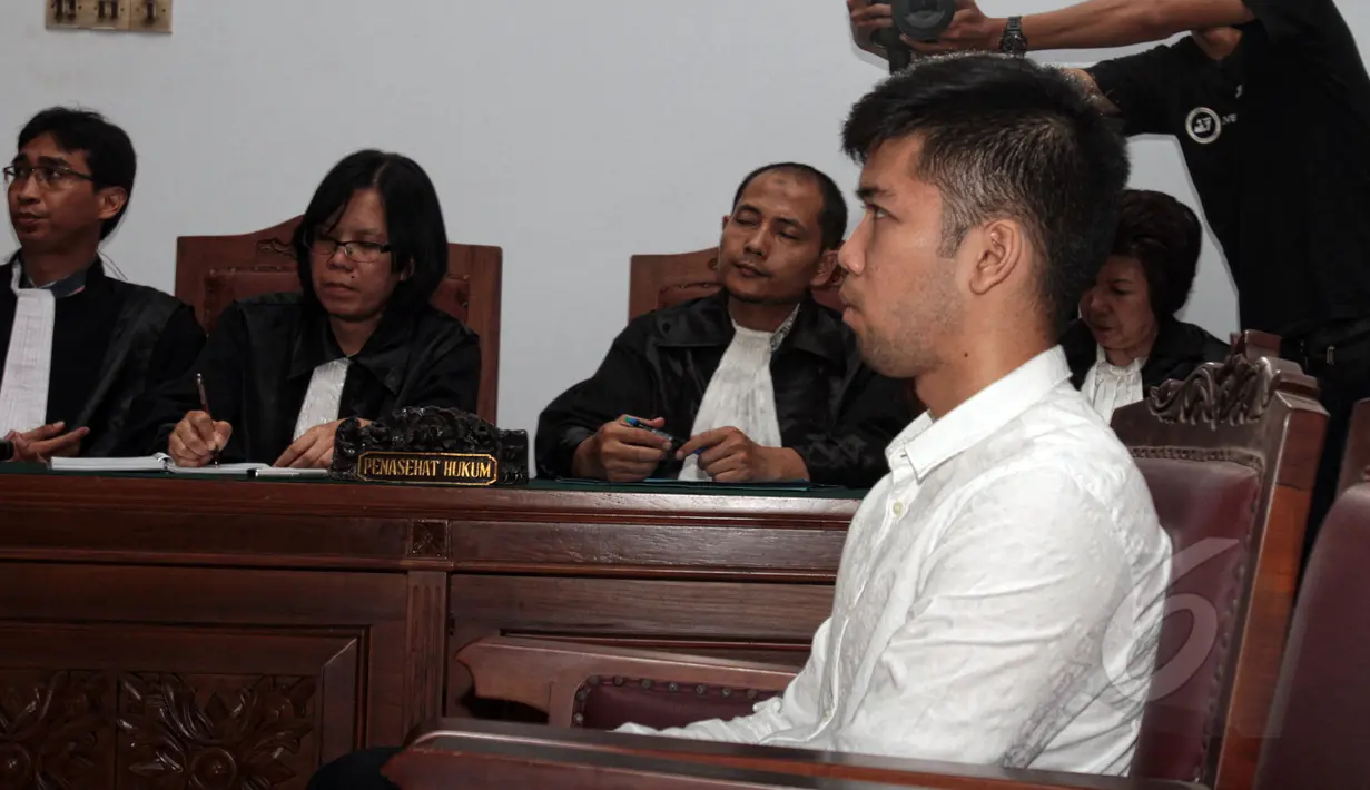 Tersangka, Christopher Daniel saat menjalani sidang dengan agenda putusan sela di PN Jakarta Selatan, Senin (25/5/2015). Christopher didampingi kuasa hukumnya bungkam saat ditanya wartawan mengenai kasusnya. (Liputan6.com/Yoppy Renato)