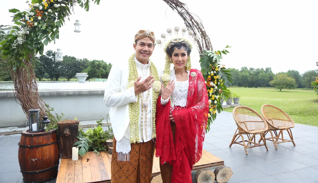 "jadi jelas semua mendoakan agar persalinannya lancar. dan karena saya pikir itu juga gosip yang salah, saya lebih memilih quality time menikmati hari hari indah yang saya mulai dengan suami saya @arie10andika dibanding menanggapi hal negatif," tulisnya.