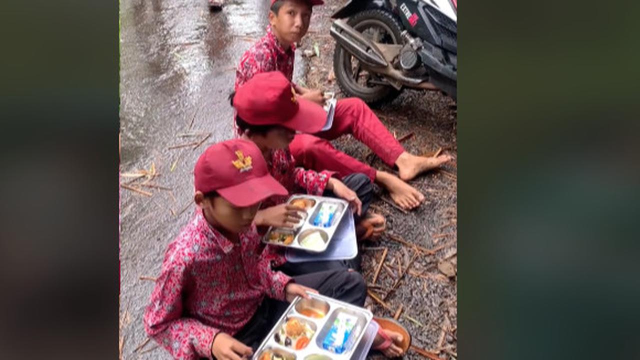 Tak Hanya Kota, Anak-Anak Sekolah di Kampung Ini Begitu Asyik Makan Siang Gratis dari Program Presiden Prabowo