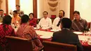 Presiden RI, Joko Widodo (tengah) saat melakukan pertemuan dengan pimpinan partai politik pendukung di Pilpres 2019, Jakarta, Kamis (9/8). Pertemuan sekaligus menentukan Cawapres pendamping Jokowi di Pilpres 2019. (Liputan6.com/Helmi Fithriansyah)