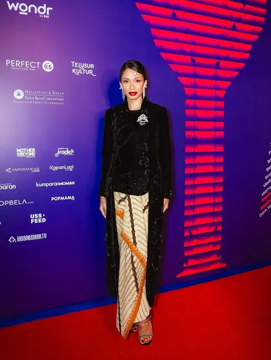 Faradina Mufti tampil elegan dengan kebaya Jawa warna hitam dan kain batik warna krem dari Tangan Prive.  [@faradinamufti].