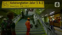 Petugas medis melakukan penyemprotan cairan disinfektan di Stasiun Gambir, Jakarta, Kamis (12/3/2020). Penyemprotan dilakukan untuk mencegah penyebaran virus corona COVID-19, terutama di pusat keramaian. (merdeka.com/Imam Buhori)
