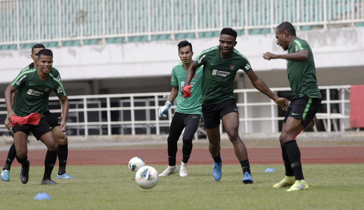 Pemain Timnas Indonesia, Osas Saha, mengejar bola saat berlatih di Stadion Pakansari, Bogor, Sabtu (24/8). Latihan ini merupakan persiapan jelang laga kualifikasi Piala Dunia 2020. (Bola.com/Yoppy Renato)