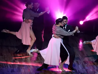 Pasangan penari Tango dari tuan rumah Argentina menunjukkan aksi kebolehannya saat bersaing di Kejuaraan Dunia Tari Tango di Luna Park, Bueno Aires, Argentina (AP Photo/Natacha Pisarenko)