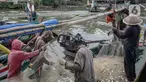 Nelayan mecopot ikan dari jaring hasil tangkapan di Muara Angke, Jakarta, Sabtu (26/2/2022). Kementerian Kelautan dan Perikanan (KKP) mengutamakan nelayan kecil dalam menentukan kuota dalam kebijakan penangkapan ikan terukur yang bakal dilaksanakan mulai tahun 2022 ini. (Liputan6.com/Faizal Fanani)