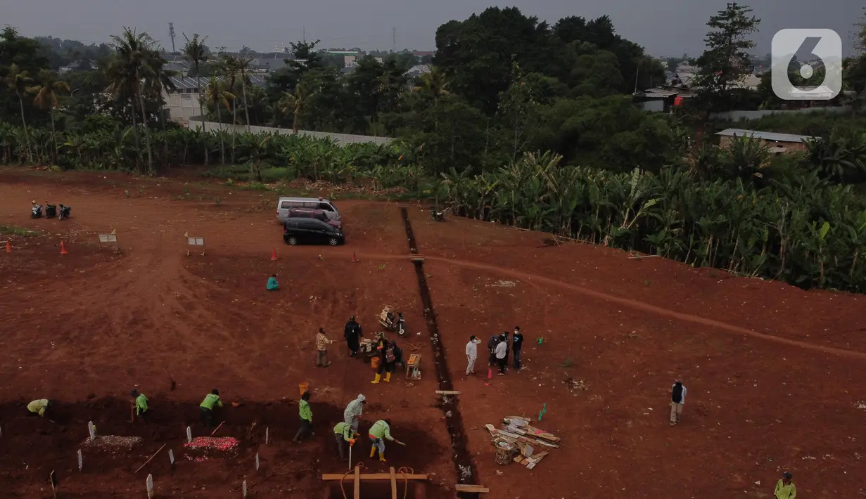 Foto udara memperlihatkan aktivitas pemakaman dengan protokol COVID-19 di TPU Pondok Ranggon, Jakarta, Sabtu (10/10/2020). Pemprov DKI Jakarta telah memperluas lahan TPU Pondok Ranggon sekitar 13.500 meter persegi untuk pemakaman jenazah dengan protokol COVID-19. (Liputan6.com/Helmi Fithriansyah)