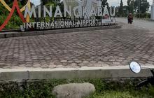 Abu Vulkanik Gunung Marapi Ganggu Penerbangan, Bandara Minangkabau Ditutup