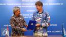 Sjarief Widjaja (kiri) menyerahkan nota kerjasama kepada Mark Smulders di Jakarta, Rabu (28/12). Kerja sama ini juga untuk memfasilitasi penerapan pendekatan ekosistem guna pengelolaan perikanan (EAFM). (Liputan6.com/Helmi Fithriansyah)
