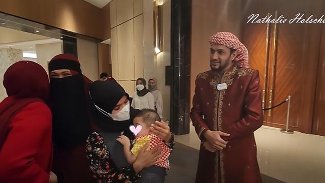 5 Potret Ustaz Kasif Heer dan Istri, Sempat Heboh Dijodohkan dengan Nathalie Holscher