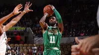 Guard Boston Celtics, Kyrie Irving, mencetak 24 poin saat timnya mengalahkan tuan rumah Milwaukee Bucks 96-89, Jumat (27/10/2017) WIB. (NBA)