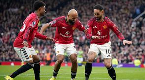 Matheus Cunha (kanan) mengajak Amad Diallo (kiri) dan Bryan Mbeumo (tengan) usai dirinya berhasil mencetak gol perdana Manchester United saat melawan Fulham di Old Trafford, Minggu (1/2/2026) malam WIB. (AP Photo/Dave Thompson)