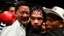 Petinju Filipina Manny Pacquiao merayakan kemenangannya usai melawan petinju Argentina, Lucas Matthysse pada kelas welter versi WBA di Axiata Arena di Kuala Lumpur, Malaysia (15/7). Pacquiao menang KO atas Matthysse di Ronde ke 7. (AFP Photo/Mohd Rasfan)