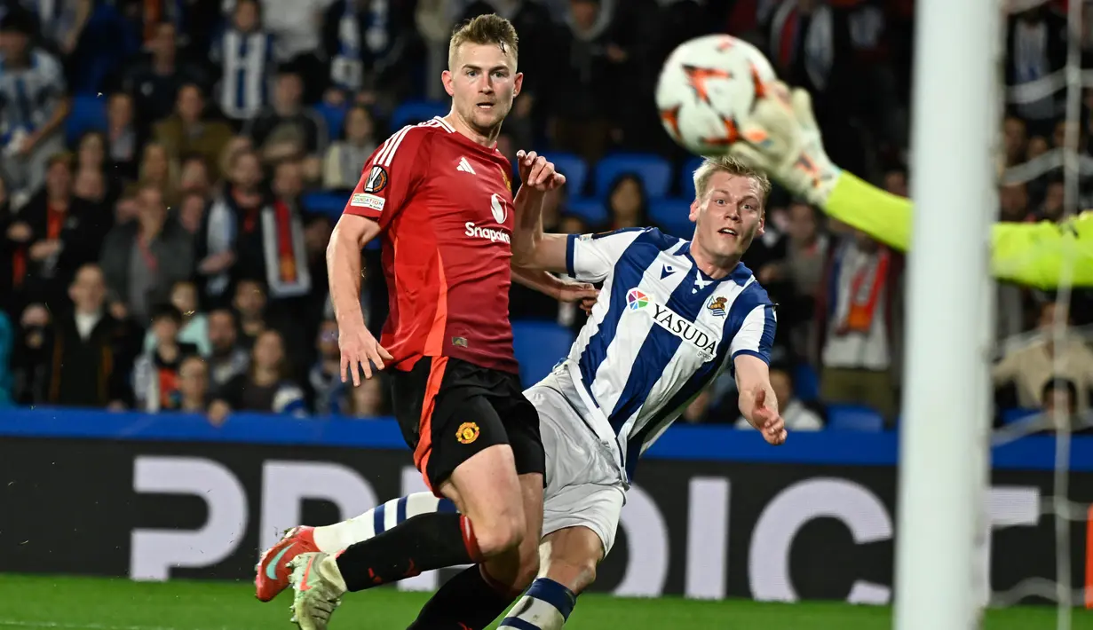 Meski tampil dominan, Real Sociedad kesulitan untuk membongkar pertahanan Manchester United yang bermain cukup disiplin. Skor 0-0 bertahan hingga babak pertama usai. (ANDER GILLENEA/AFP)