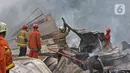 Petugas pemadam kebakaran melakukan pendingin di Pabrik penggilingan kapas,  Pasar Rebo, Jakarta Timur, Selasa (16/11/2021). Api melalap Pabrik penggilingan kapas yang di sebabkan korsleting pada panel listrik. (Liputan6.com/Herman Zakharia)