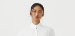 Kemeja putih dapat menjadi pilihan outfit yang praktis karena mudah dipadukan dengan berbagai bawahan dan aksesori. (Foto/Dok: MASHIRO&Co.)