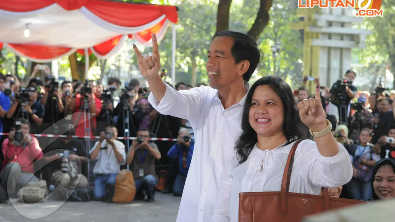 [FOTO] Jokowi Jalan Kaki ke TPS