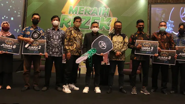Helmy Yahya menyerahkan hadiah
