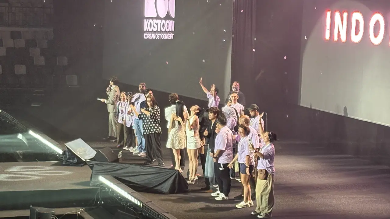 Gaya Monokrom Para Penyanyi OST Drakor saat Konser Kostcon di Jakarta