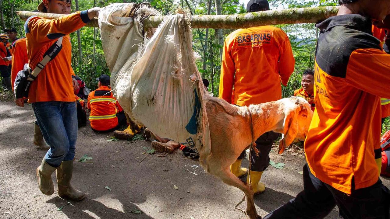 FOTO: Longsor Banjarnegara, Evakuasi Korban Terkendala Kondisi Tanah Masih Labil