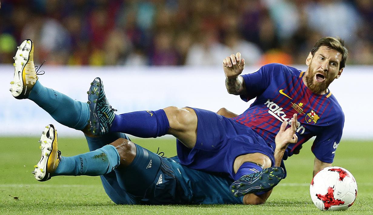 Lionel Messi menerima kartu kuning pada menit ke-40 pada laga Piala Super Spanyol 2017 di Camp Nou stadium,Barcelona, (13/8/2017). Real Madrid menang 3-1. (AP/Manu Fernandez)
