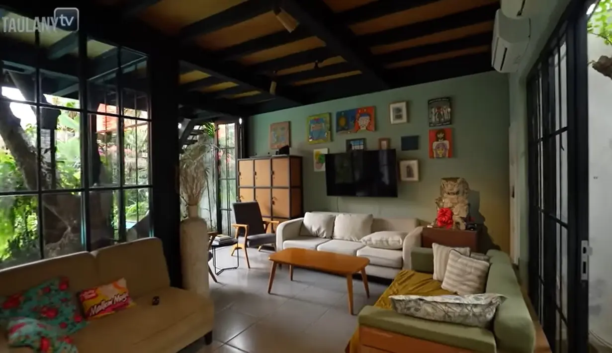 Potret rumah Dwi Sasono dan Widi Mulia ini diambil dari tangkapan layar kanal Youtube Taulany TV. Potret ruang keluarga yang biasa digunakan untuk bersantai bersama keluarga. [YouTube/TAULANY TV]