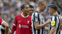 Ekspresi bek Liverpool, Virgil van Dijk usai diusir wasit dalam pertandingan melawan Newcastle United di Stadion St. James Park, Minggu (27/8/2023) malam WIB. (Owen Humphreys/PA via AP)