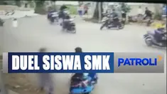 Perkelahian ala gladiator ini terjadi di Jalan Raya Cikarang-Cibarusah, Desa Sukaragam, Kabupaten Bekasi, Jawa Barat.