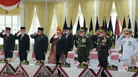 Gubernur Sumut, Edy Rahmayadi, mengenakan baju adat Batak Toba saat mengikuti upacara penurunan Bendera Pusaka Merah Putih