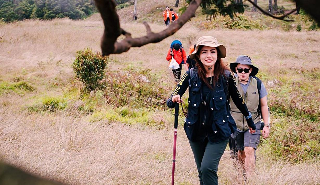 Tampil stylish bak petualang, DJ Yasmin tengah menikmati momen liburannya dengan memilih untuk mendaki Gunung Prau. Gunung Prau sendiri merupakan salah satu gunung yang memiliki pemandangan alam indah, serta para pendaki yang berhasil mencapai puncak dapat menyaksikan beberapa puncak gunung yang berada di sekitar Gunung Prau, seperti Gunung Merbabu. (Liputan6.com/IG/@dj_yasmin)