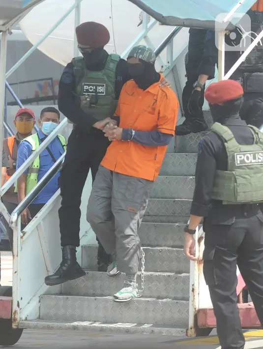 Densus 88  Mabes Polri membawa teroris usai tiba di Bandara Soekarno-Hatta, Tangerang Banten, Kamis (4/1/2021). Dari jumlah tersebut, 19 di antaranya adalah anggota Front Pembela Islam (FPI). (merdeka.com/Arie Basuki)
