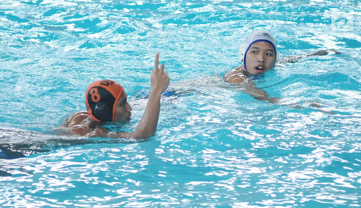 Pemain DKI Jakarta, Rezza Auditya (kiri) merayakan gol saat final polo air Kejuaraan Aquatik Indonesia Open 2017 melawan Jawa Barat di Stadion Akuatik GBK, Jakarta, Jumat (15/12). DKI Jakarta unggul 12-7. (Liputan6.com/Helmi Fithriansyah)