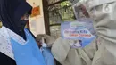 Petugas Kesehatan mengukur suhu tubuh bayi sebelum memasuki Rumah Vaksinasi Sawangan, Depok, Selasa (16/6/2020). Orang tua diminta tidak menunda pemberian imunisasi pada anak-anak yang masih harus menerima imunisasi lengkap, meskipun pandemi Covid-19 belum berakhir. (merdeka.com/Arie Basuki)