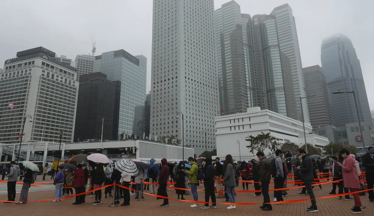 Antrean warga untuk tes virus corona di pusat pengujian sementara COVID-19 di Hong Kong, Senin (7/2/2022). Jumlah infeksi lokal COVID-19 di beberapa negara Asia diperkirakan akan terus meningkat karena negara-negara bergulat dengan varian omicron yang sangat mudah menular. (AP Photo/Vincent Yu)