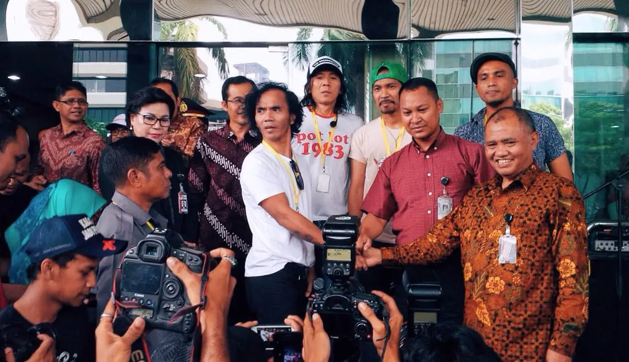 Kaka dan kawan-kawan saat manggung di KPK rela merubah lagunya yang berjudul Ku Tak Bisa. (Dezmond Manullang/Bintang.com)