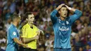 Ekspresi Cristiano Ronaldo (kanan) usai menerima kartu merah saat melawan Barcelona pada laga Supercup Spanyol di Camp Nou stadium, Barcelona, (13/8/2017). Real Madrid menang 3-1. (AP/Manu Fernandez)