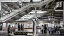 Penumpang Commuter Line menunggu kedatangan kereta di Stasiun Jatinegara, Jakarta, Rabu (16/12/2020). Dirjen Perkeretaapian Kemenhub mengoperasikan kembali layanan di Stasiun Jatinegara yang kini memiliki 8 jalur dengan 4 peron.(merdeka.com/Iqbal S. Nugroho)
