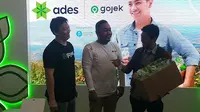 Sinergi Ades dan Gojek mengumpulkan kemasan plastik botol bekas. (Liputan6.com/Henry)