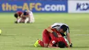 Pemain Timnas Indonesia U-19, Syahrian Abimanyu bersujud merayakan kemenangan atas Uni Emirat Arab U-19 pada penyisihan Grup A Piala AFC U-19 2018 di Stadion GBK, Jakarta, Rabu (24/10). Indonesia unggul 1-0. (Liputan6.com/Helmi Fithriansyah)
