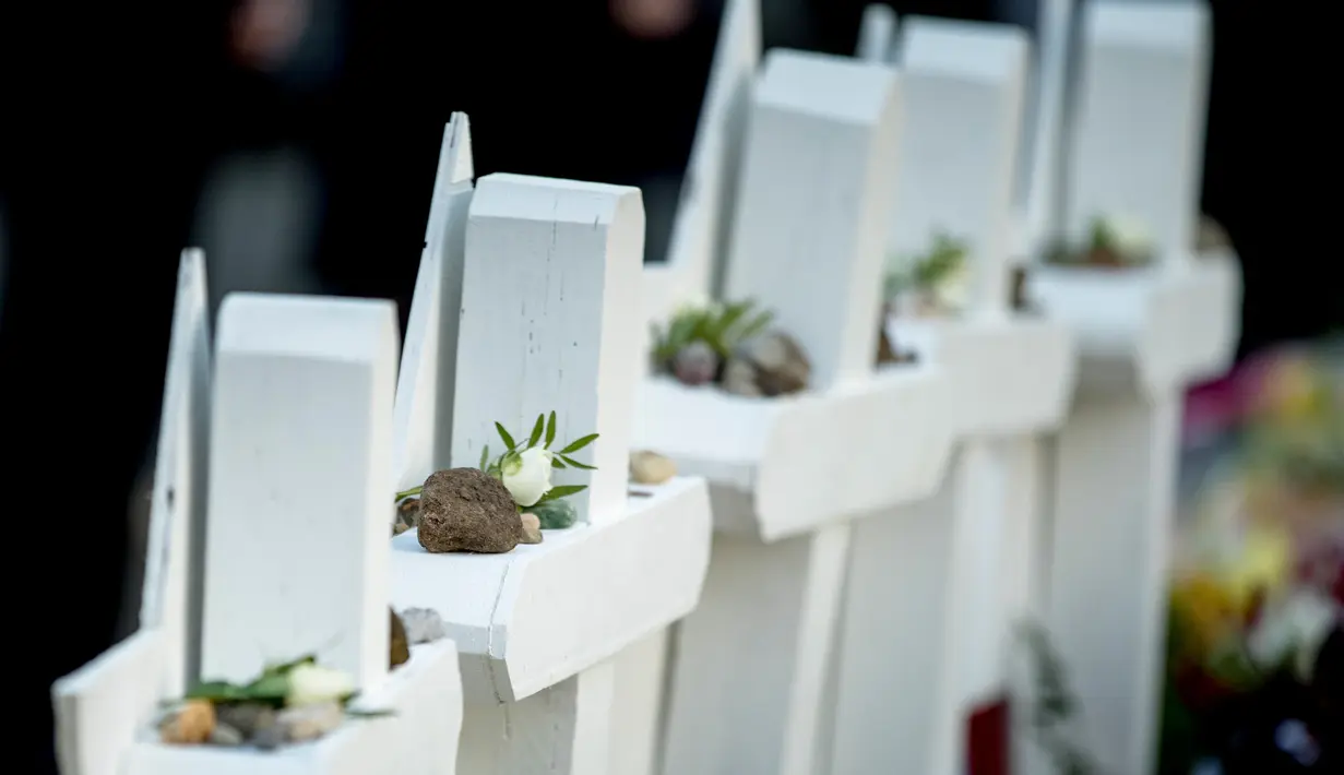 Batu dan bunga putih yang ditinggalkan oleh Presiden Donald Trump dan Melania Trump terlihat saat mengunjungi monumen peringatan penembakan maut di sinagog Tree of Life, Kota Pittsburgh, Pennsylvania, AS, Selasa (30/10). (AP Photo/Andrew Harnik)