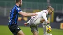 Penyerang Inter Milan, Rodrigo Palacio mengontrol bola dari kawalan bek Inter Milan, Stefan de Vrij (tengah) pada pertandingan lanjutan Liga Serie A Italia di Stadion San Siro Milan, Minggu (6/12/2020). Inter menang 3-1 atas Bologna. (AP Photo/Antonio Calanni)