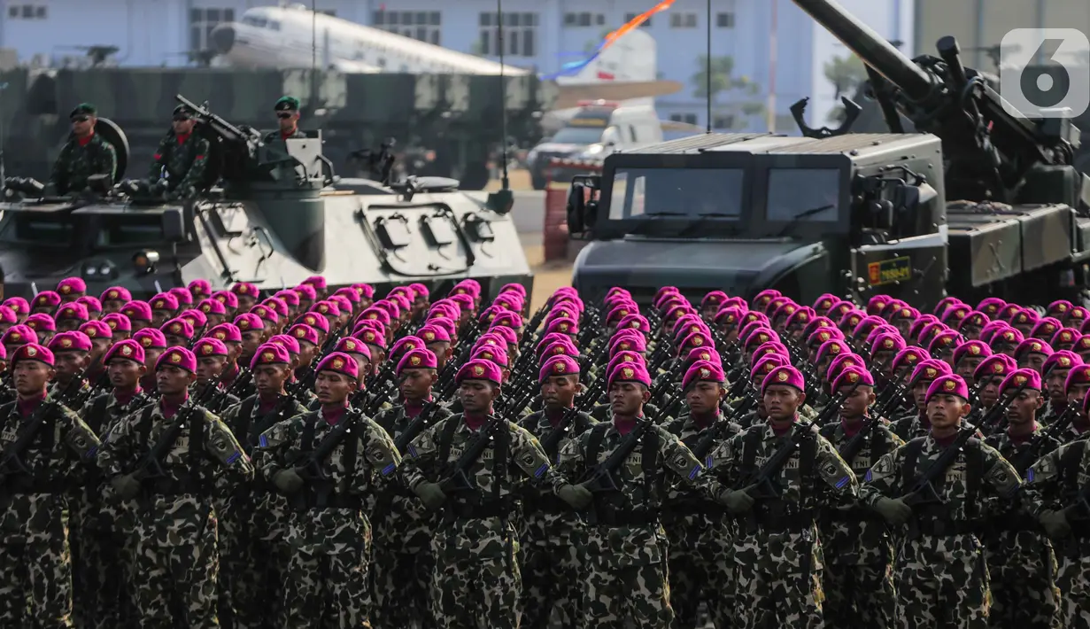 Personel TNI mengikuti upacara saat gladi bersih HUT ke-74 TNI di Lanud Halim Perdanakusuma, Jakarta, Kamis (3/10/2019). Sejumlah alutsista dikerahkan untuk memeriahkan parade HUT ke-74 TNI. (Liputan6.com/Faizal Fanani)