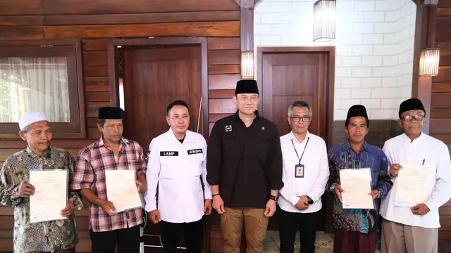 Menteri AHY Serahkan Puluhan Sertipikat Tanah Wakaf di Pasuruan