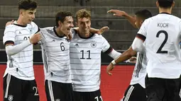 Penyerang Jerman, Gianluca Waldschmidt berselebrasi dengan rekan-rekannya usai mencetak gol ke gawang Turki pada pertandingan persahabatan di Stadion RheinEnergie, Cologne, Kamis  (8/10/2020). Jerman bermain imbang 3-3 atas Turki. (AP Photo/Martin Meissner)
