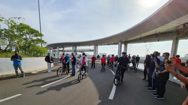 Menteri Perhubungan Budi Karya Sumadi pun berkesempatan menjajal area jalan utama Intermoda BSD City dengan bersepeda, Tangerang, Minggu (4/10)