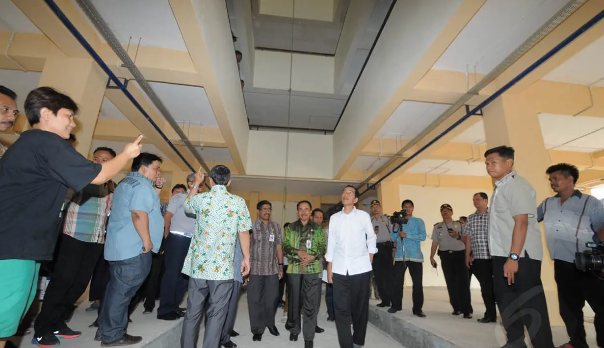 Kamis (14/8/14), Gubernur DKI Jakarta Jokowi meninjau tower baru Rusun Cipinang Besar Selatan, Jakarta.(Liputan6.com/Herman Zakharia) 