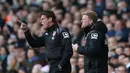  Pelatih Bournemouth, Eddie Howe (kiri) terus memberikan arahan kepada para pemainnya saat melawan Tottenham pada lanjutan liga Inggris di Stadion White Hart Lane, London, Minggu (20/3/2016). (Action Images via Reuters/Matthew Childs)
