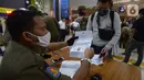 Petugas mengecek SIKM milik penumpang di stasiun Gambir Jakarta, Kamis (28/5/2020). Penumpang yang mudik dari Surabaya mengunakan kereta api luar biasa harus memiliki SIKM sebagai syarat yang dimiliki warga untuk keluar atau masuk ke wilayah Jakarta. (merdeka.com/Imam Buhori)